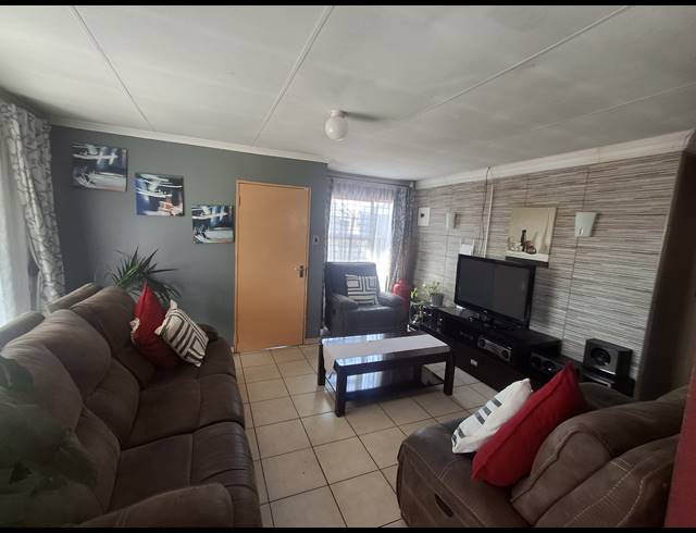 3 BEDROOM FREEHOLD FOR SALE IN CLAYVILLE